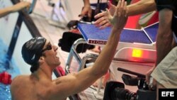 Estadounidense Michael Phelps celebra después de que su equipo ganara la medalla de oro en la prueba de 4x200 metros relevos estilo libre 31 de julio de 2012, durante los Juegos Olímpicos