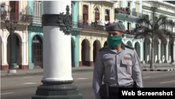 Policías en La Habana en medio de la pandemia de coronavirus. 