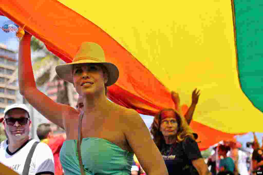 La actriz estadounidense Candis Cayne participa en una conga por los derechos LGTBI, en la 9 jornada contra la homofobia y la transfobia en Cuba.