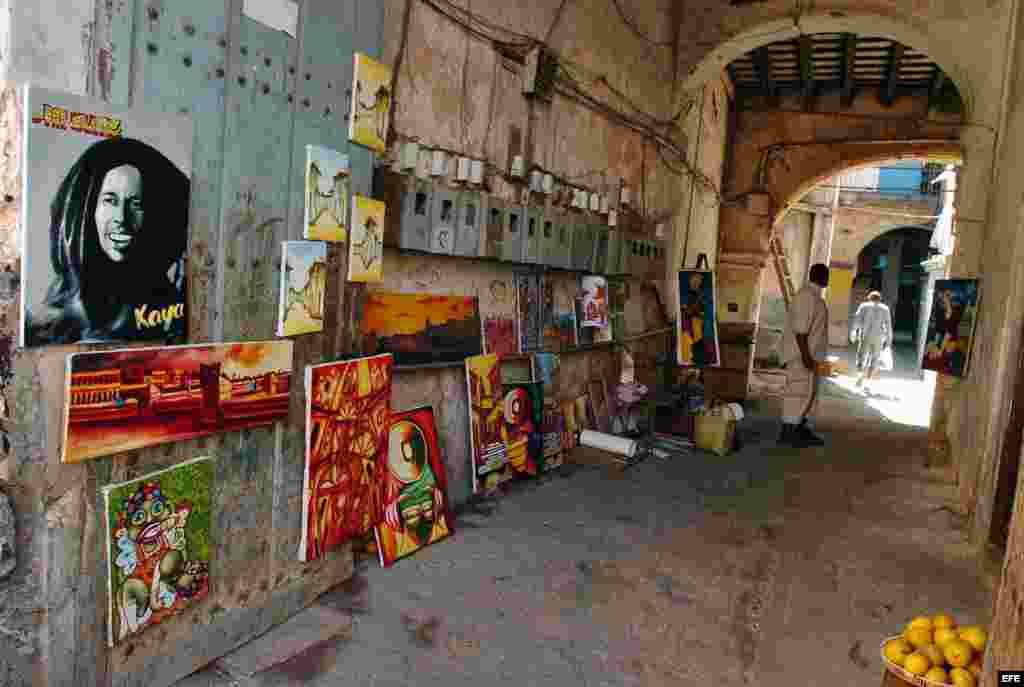 Un pintor vende sus cuadros en La Habana Vieja (Cuba). EFE/Alejandro Ernesto