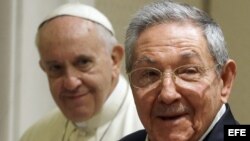 El papa Francisco y Raúl Castro.