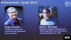 Los ganadores del Premio Nobel de Física 2012, el francés Serge Haroche y el estadounidense David J. Wineland, presentados en una pantalla durante una rueda de prensa en la Real Academia de Ciencias de Suecia, en Estocolmo, Suecia.