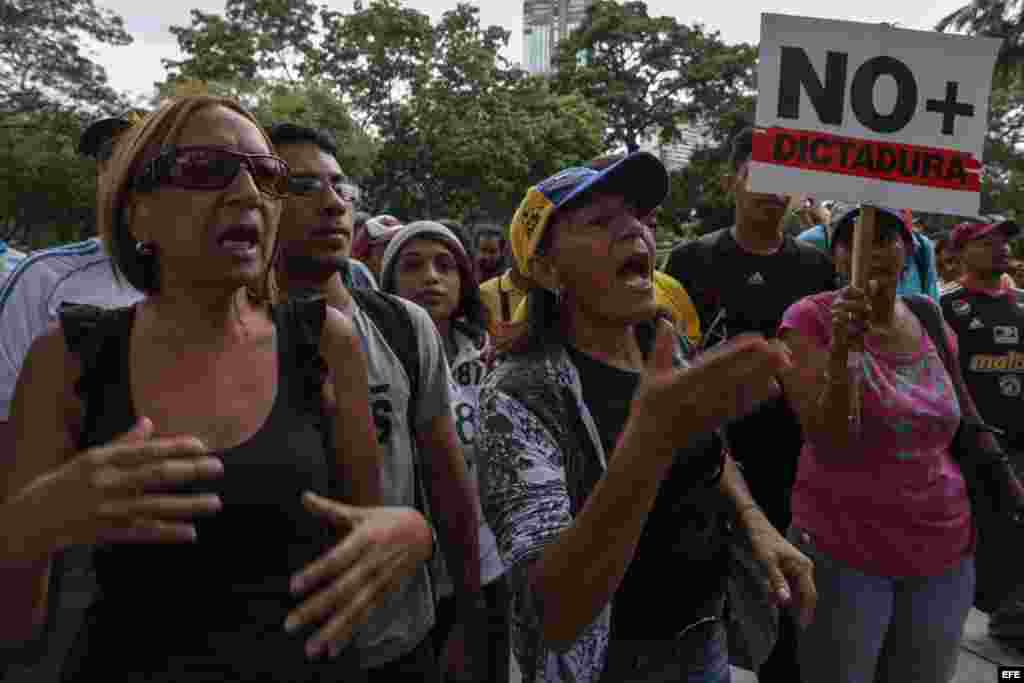 Opositores al Gobierno de Nicolás Maduro se manifiestan en rechazo a la decisión del Tribunal Supremo de asumir las competencias del Parlamento, hoy, viernes 31 de marzo de 2017, en Caracas (Venezuela). El Tribunal Supremo de Justicia (TSJ) de Venezuela d