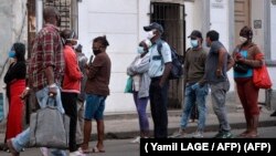Habaneros hacen cola para comprar comida. La capital cubana lleva la peor parte en el repunte de casos de COVID-19. (Yamil LAGE / AFP)