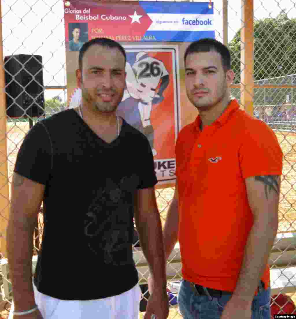 William Pérez con el pelotero cubano de gandes Ligas Rey Ordoñez.&nbsp;Cortesía de Glorias del béisbol cubano.