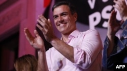 El líder del PSOE, Pedro Sánchez, celebra su triunfo en las elecciones de España
