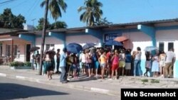 Una larga fila frente a una tienda en Santiago de Cuba para comprar jabón. (Facebook)