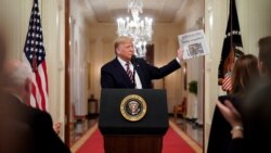 El presidente Donald Trump muestra la portada del diario "The Washington Post", el jueves 6 de enero del 2020, en la Casa Blanca.