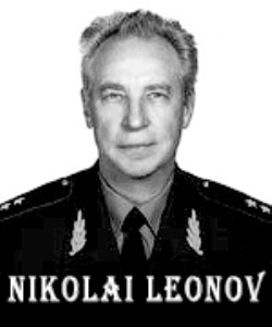 Nikolai Leonóv, con su uniforme de oficial de la KGB