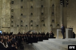 El exalcalde de Nueva York, Rudolph W. Giuliani, pronuncia un discurso durante el acto de apertura del Museo de la Memoria, en el museo Memorial del 11S de la Zona Cero, en Nueva York.