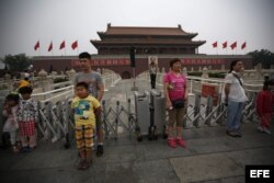 Turistas se hacen fotos frente a las puertas de la Ciudad Prohibida, situada frente a la plaza de Tiananmen, en Pekín (China), hoy, martes 4 de junio de 2013, fecha en la que se conmemora el 24 aniversario de la matanza de Tiananmen