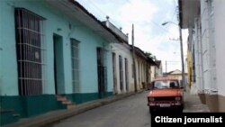 Reporta Cuba. Auto, en una calle de Sancti Spíritus.