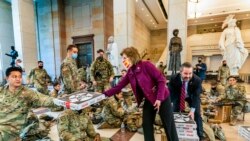 Los congresitas Vicky Hartzler y Michal Waltz entregan pizzas a los soldados en el Capitolio.
