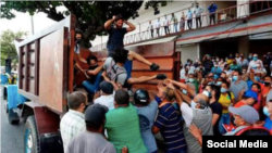 Brutal detención de manifestantes pacíficos frente al ICRT el pasado 11 de julio, en la que participaron los propios trabajadores del centro. Tomado de @jllopizcasal