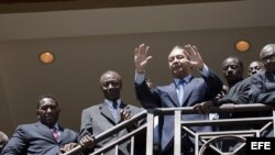 El ex dictador haitiano, Jean Claude Duvalier (c), también conocido como "Baby Doc", saluda a sus partidarios desde las escaleras del hotel Karibe, en Puerto Príncipe, Haití, Foto de archivo