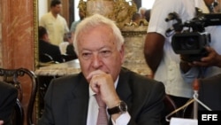 José Manuel García-Margallo (c), ministro de Asuntos Exteriores de España, durante una reunión con la Cancillería cubana, en noviembre de 2014.