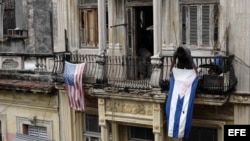 Una bandera de EEUU junto a una cubana en un balcón de La Habana Vieja.