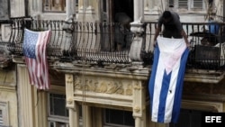 Una bandera de EEUU junto a una cubana en un balcón de La Habana Vieja.