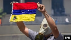 Manifestantes se enfrentan a la Policía Nacional Bolivariana durante una manifestación este sábado en Caracas.
