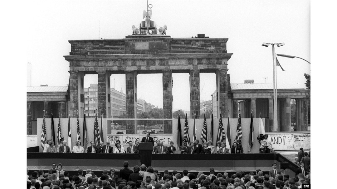 Archivo - Berlín Occidenta. 12 de Junio de 1987. Ronald Reagan (c) y el canciller alemán Helmut Kohl ( derecha de Reagan) en ceremonia al lado oeste del Muro de Berlín.