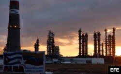 Vista general de la refinería de petróleo "Camilo Cienfuegos".