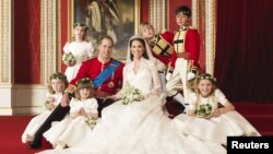 El Principe William y su esposa la Duqueda de Cambridge, en el salón del trono en el Palacio de Buckingham, Londres. 