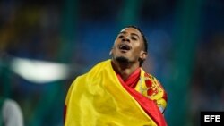 El atleta español Orlando Ortega celebra la segunda posición en la prueba de 110 m vallas hoy, martes 16 de agosto de 2016, durante las competencias de atletismo de las Olimpiadas Río 2016, que se disputan en el Estadio Olímpico en Río de Janeiro (Brasil)