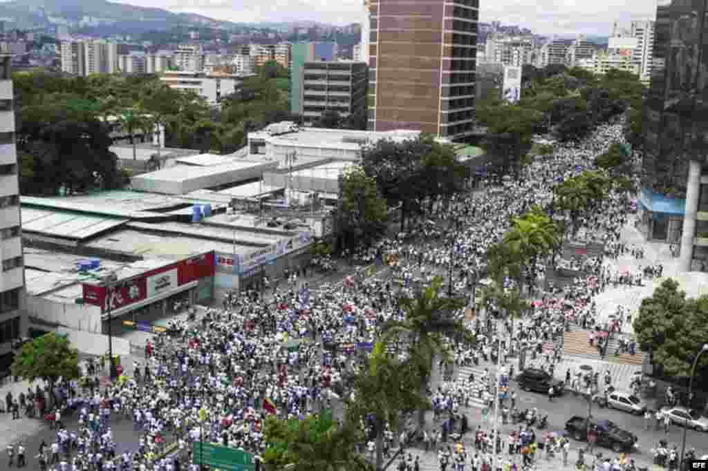 Vista panorámica de un grupo de personas que participan hoy, jueves 1 de septiembre de 2016, en una manifestación denominada "Toma de Caracas".