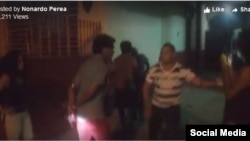 Imagen del arresto captada en video y publicada en Facebook por el escritor Nonardo Perea.