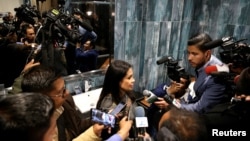 La ministra de Comunicaciones de Bolivia, Roxana Lizárraga Vega, habla el jueves con periodistas en lo que era el apartamento de Evo Morales en la residencia oficial, llamada "La Casa Grande del Pueblo" (Foto: David Mercado/Reuters).