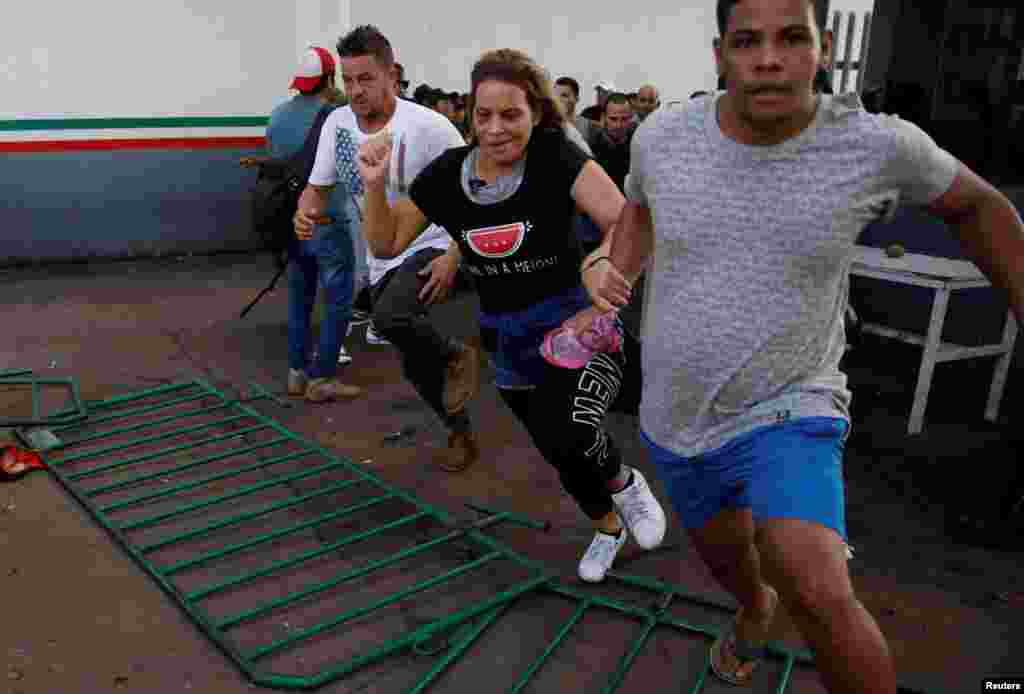 Cubanos escapan de la Estación Migratoria Siglo XXI en Tapachula, Chiapas.