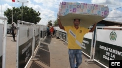 Foto Archivo. Un hombre cruza la frontera colombo-venezolana. 