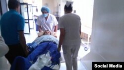 La Dra. cubana Yanelis Fernández es admitida en un hospital con varias fracturas causadas por el terremoto de Ecuador.