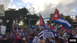 Cubanos se manifiestan en la Calle 8 de la Pequeña Habana, en Miami, por la libertad de Cuba. (OCB/Archivo)