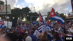 Cubanos exiliados marchan en Miami "por una Cuba libre"
