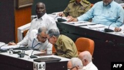 Raúl Castro con "Amadito Rodríguez" conversando en la Asamblea Nacional del PP