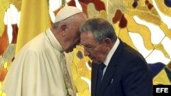 Saludos entre el General Raúl Castro y el papa Francisco en La Habana, en su primera visita oficial a Cuba.