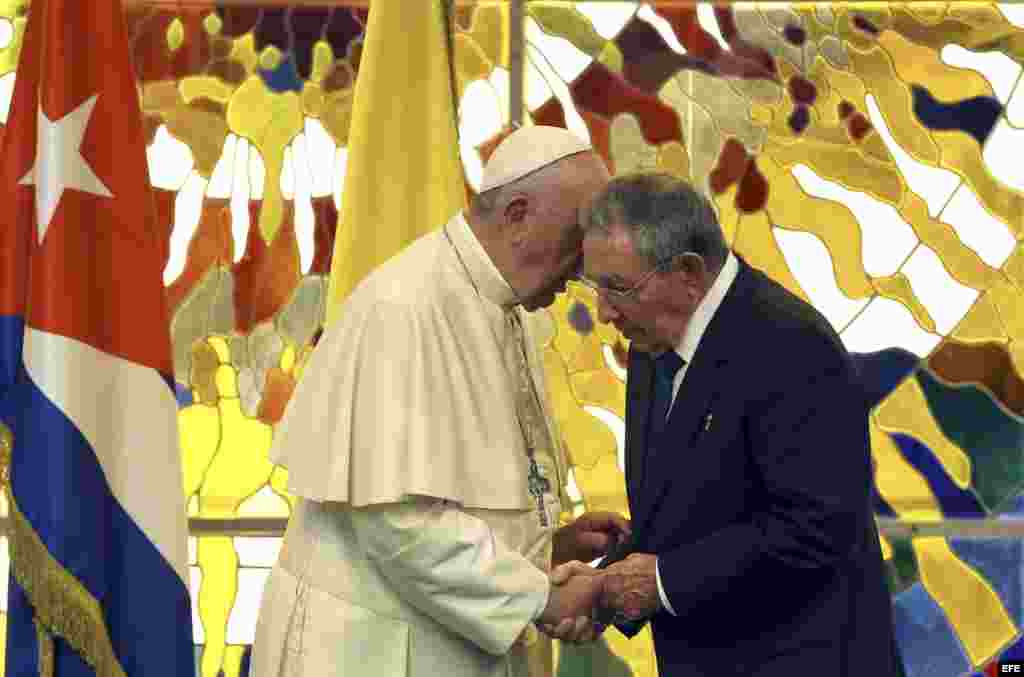 Saludos entre el general Raúl Castro y el papa Francisco en La Habana.