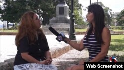 La periodista independiente Iliana Henández (derecha) realiza una entrevista para el proyecto Lente Cubano. 