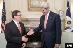 El secretario de Estado estadounidense John Kerry (d) saluda al canciller cubano, Bruno Rodríguez (i) durante su encuentro en el Departamento de Estado en Washington, Estados Unidos hoy 20 de julio de 2015 .
