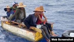 Balseros cubanos rescatados por el servicio de guardacostas de EE.UU. (Foto cortesía del Coast Guard Service)
