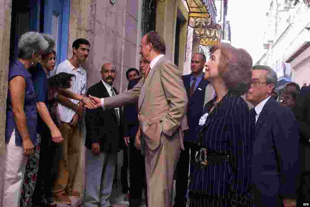 Los reyes de España saludaron a los cubanos durante un paseo por La Habana Vieja. 
