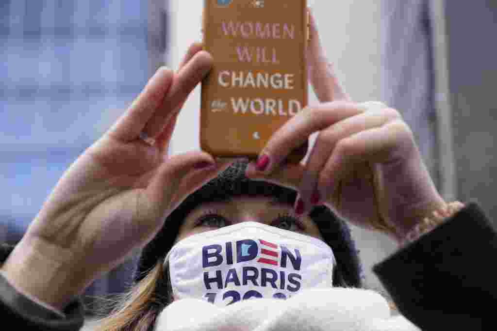 Natalie Omodt, de 22 a&#241;os, intenta fotografiar al presidente electo Joe Biden cuando sale de un servicio religioso temprano en la ma&#241;ana, en Washington. (AP/ Jacquelyn Martin).