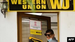 Una oficina de la Western Union en la Habana. (YAMIL LAGE / AFP)