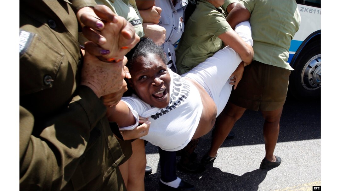 Miembros de las Damas de Blanco son arrestadas por la Policía el 20 de marzo de 2016, tras una marcha en La Habana (Cuba).
