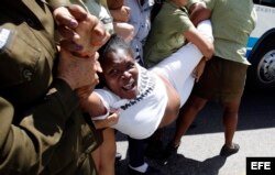 Miembros de las Damas de Blanco son arrestadas por la Policía el 20 de marzo de 2016, tras una marcha en La Habana (Cuba).