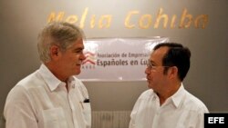 El canciller español Alfonso Dastis (i), conversa con el presidente de la Asociación de Empresarios Españoles en Cuba (AEEC), Xulio Fontecha. (Archivo)