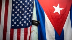 Las banderas de EEUU y Cuba cuelgan de un muro en La Habana. (AP Photo/Ramon Espinosa)