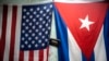 Las banderas de EEUU y Cuba cuelgan de un muro en La Habana. (AP Photo/Ramon Espinosa)