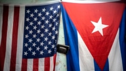 Las banderas de EEUU y Cuba cuelgan de un muro en La Habana. (AP/Ramon Espinosa/Archivo)